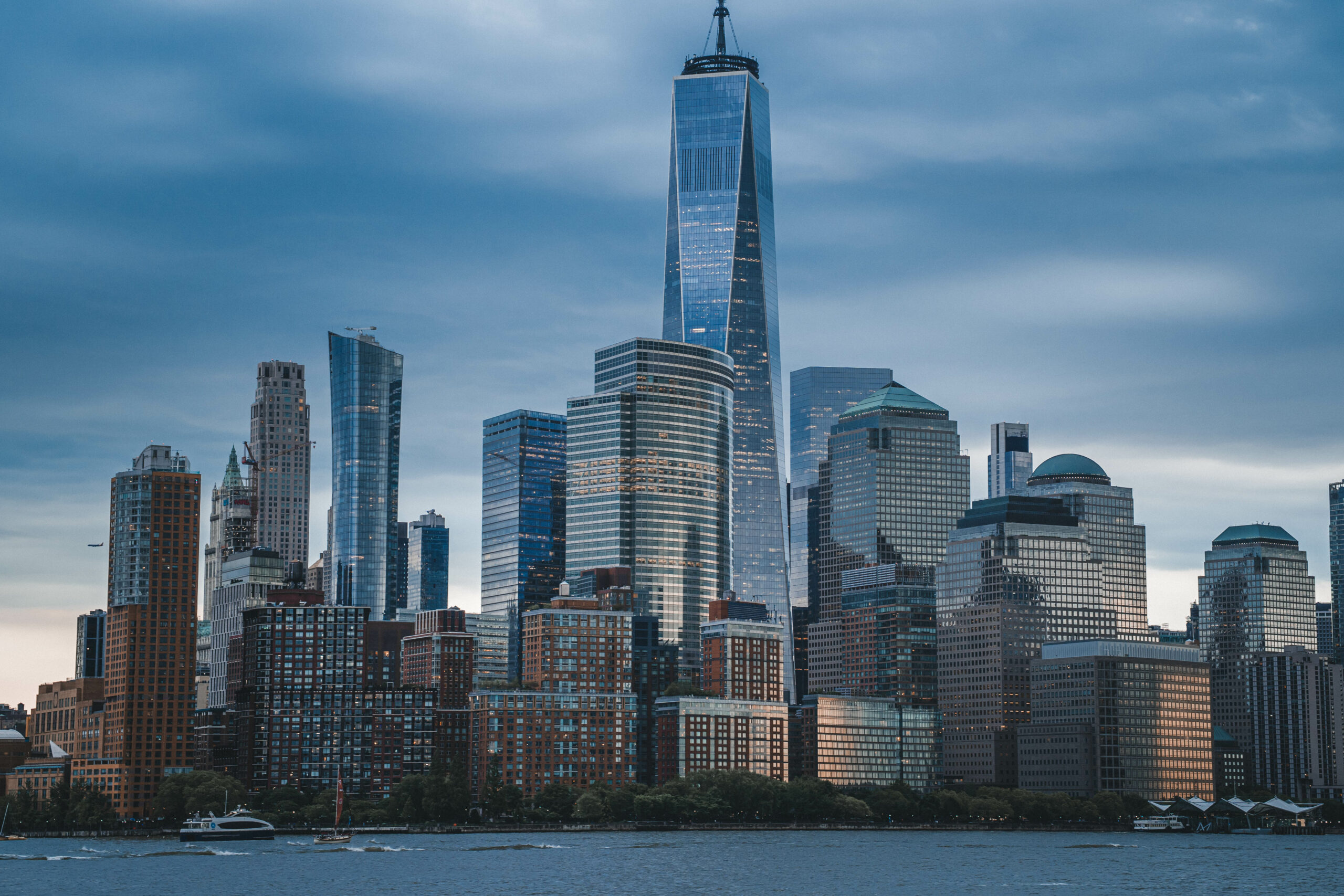 Skyline de New York au coucher du soleil depuis l'Hudson