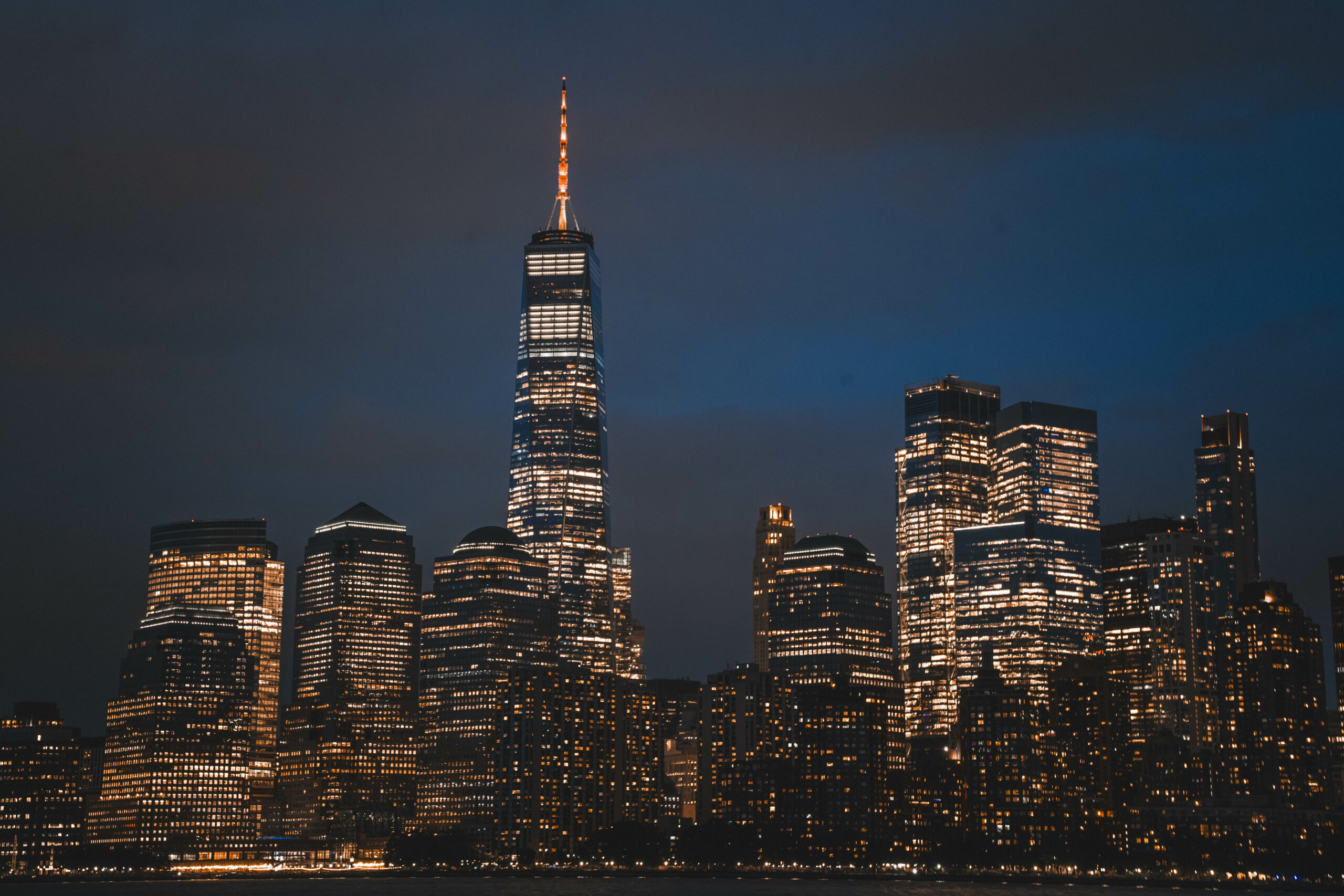 Vue de nuit sur la skyline de New York depuis l'eau